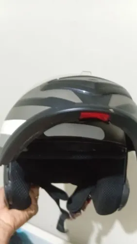 Capacete articulado