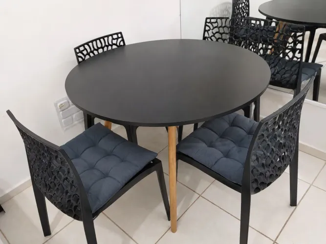 Mesa redonda com 4 cadeiras