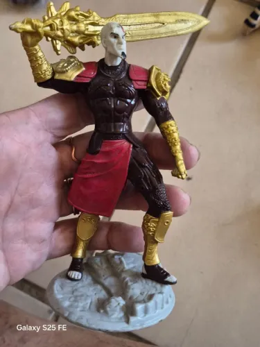 Boneco colecionável do personagem Kratos, da franquia de jogos God of War. 