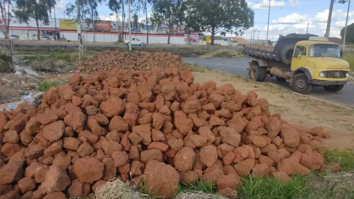 Areia, brita, cascalho, terra, pó de brita, pedra tapiocanga e calcário 