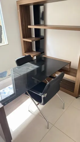 Conjunto para escritório com cadeiras