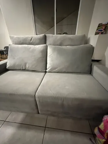 Sofá retrátil reclinável em suede 