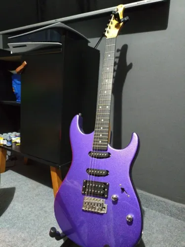 Guitarra estilo Superstrato