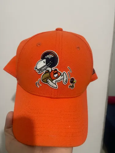 Boné new Era 9FORTY (ORIGINAL) NFL Denver Broncos × Peanuts/Snoopy ? Laranja
