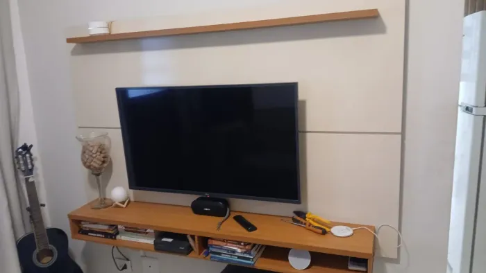 Painel para TV de até 65" com prateleira.