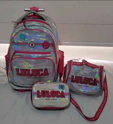 Kit mochila Luluca holográfica com rodinhas