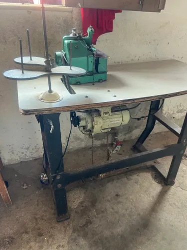 Vende se máquina de costura acabamento