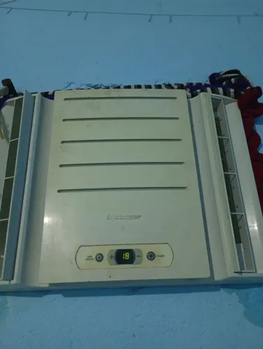 Ar condicionado 9.000 BTUS ( ACEITO TROCA)