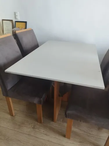 Mesa com 4 cadeiras e Cômoda com 4 gavetas e 1 porta