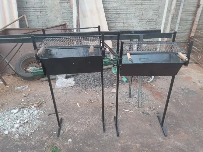 Churrasqueira de ótima qualidade, pré montada com ótima preço 220,00reais entre em com o
