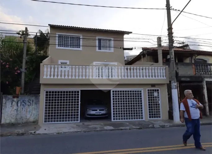 Oportunidade de investimento ou moradia em Osasco. Sobrado localizado na Avenida Comandant