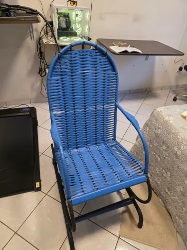 Cadeira de balanço feita de fibra