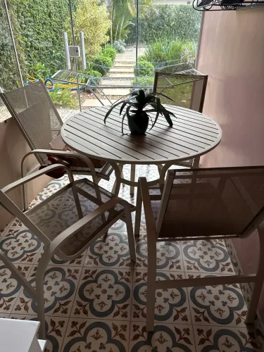 Vendo mesa e cadeiras para área externa