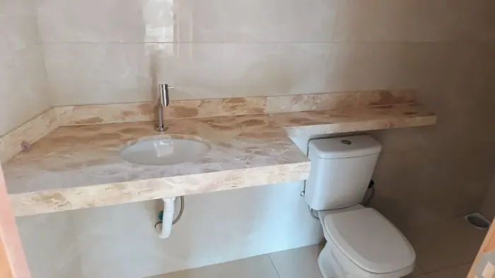 CASA CONDOMÍNIO DA ESMERALDA 2 QUARTOS SENDO 1 SUÍTE FRENTE A MELHOR PRAÇA DO SETOR OPORTU