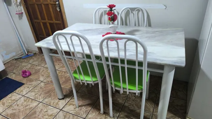 Mesa com 4 cadeiras 