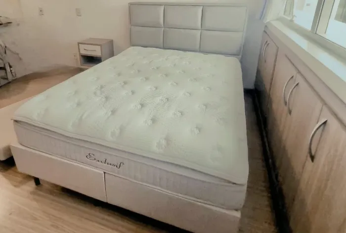 Cama Box Queen, com cabeceira e cama auxiliar.