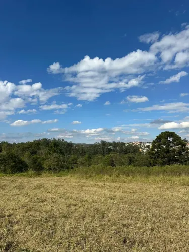 Loteamento Fechado em Mairinque: 500m² com Portaria, Infraestrutura e Lazer.