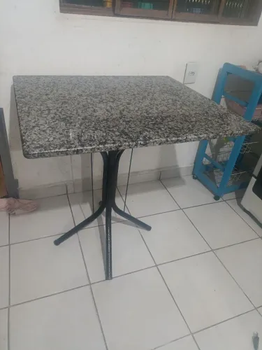 Mesa de granito com base de ferro - Excelente estado