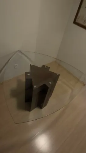 Mesa de jantar, design triangular (1,45m) com tampo de vidro temperado (para 6 lugares).