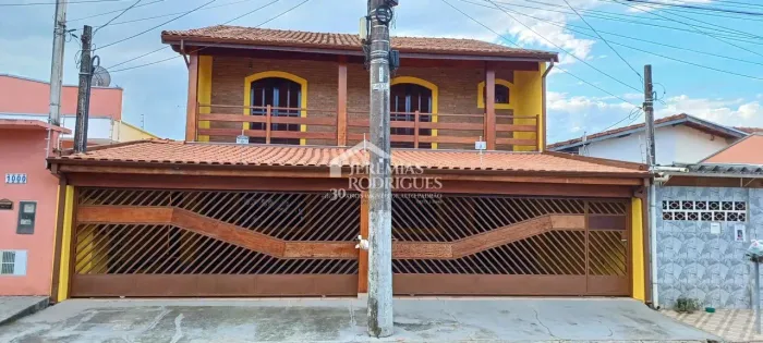 Casa à venda no bairro Vila Rica em Pindamonhangaba/SP.