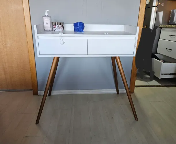 Aparador em MDF pernas de madeira