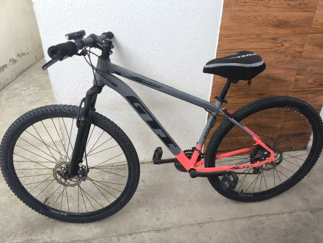 Bicicleta GTI aro 19. Quadro 17. Cor cinza com laranja. Usada 