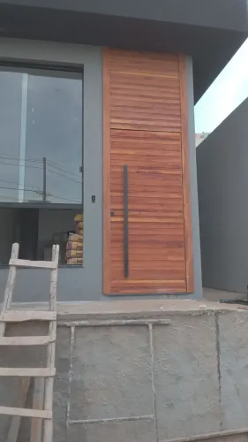 Porta pivotante com painel 