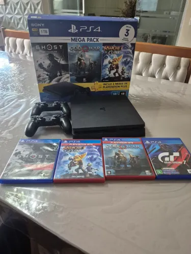 Vendo ps4 com 2 controles e 4 jogos