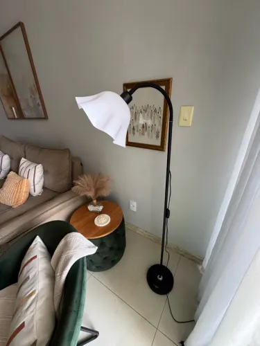 Luminária de Chão 1,70m Preta com Cúpula Branca - Moderna