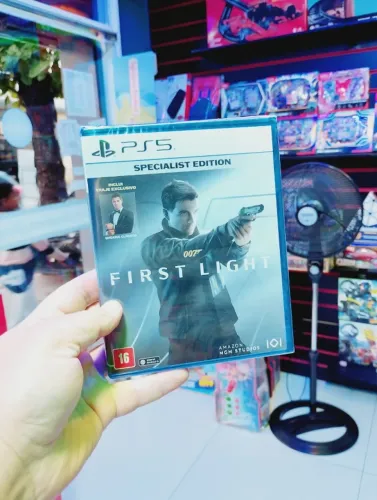 007 First Light Specialist Edition PS5 - Mídia Física - Lacrado