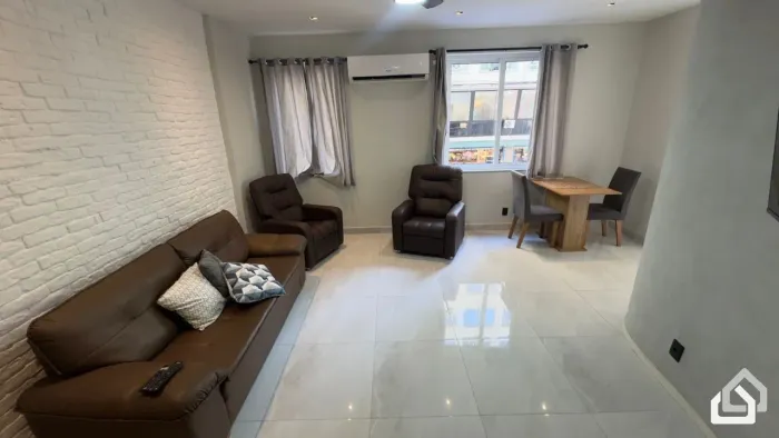 Apartamento reformado à venda em Copacabana, na quadra da praia, Rio de Janeiro-RJ, com 3 