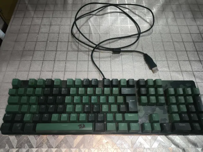 Kit Combo Gamer REDRAGON Essentials S108 Teclado mecânico e mouse camuflados.