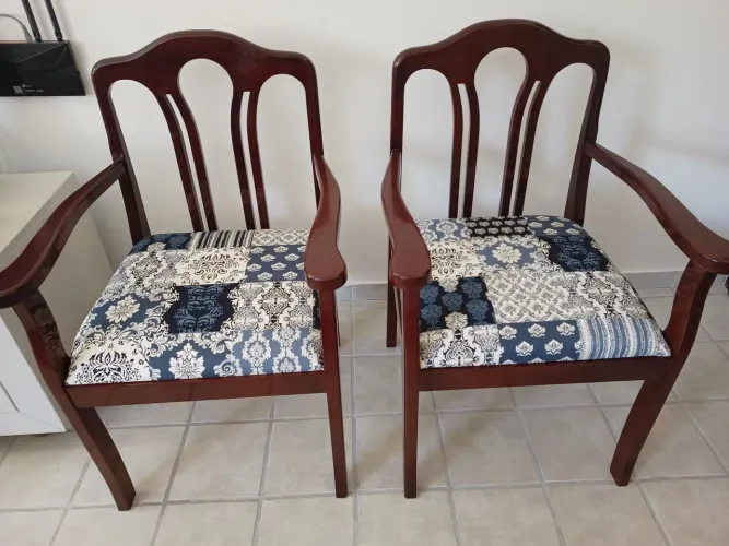 Duas cadeiras Mogno