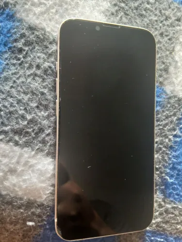 Vendo um iPhone 13 normal por 1.500, junto vai 17 capinhas, carregador original,saúde 83.
