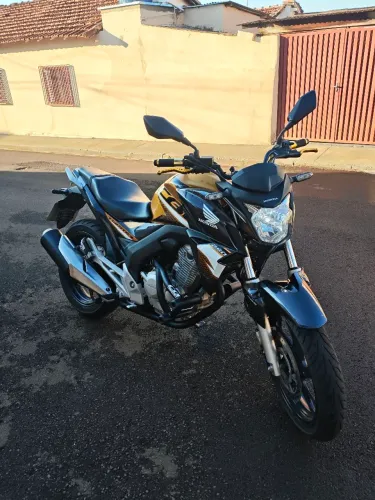 Twister CB250F Dourada ABS 2020