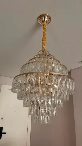 LUSTRE PENDENTE DE CRISTAL COM ESTRUTURA EM METAL DOURADO