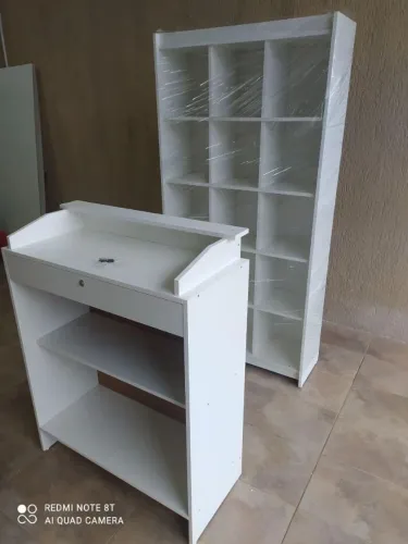 BALCÃO CAIXA FECHADO + ESTANTE COLMEIA 12 NICHOS