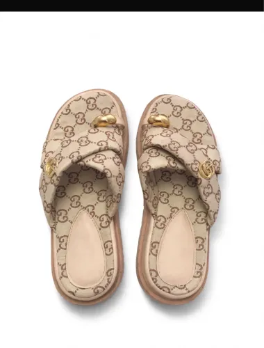 Sandália slide monograma bege com detalhe dourado, super estilosa e confortável!!