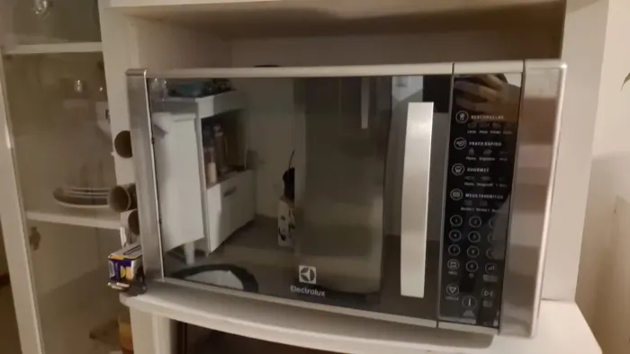 Micro-ondas Electrolux inox com defeito - para retirada de peças