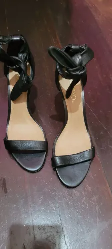 Sandália salto fino couro Arezzo tam.37