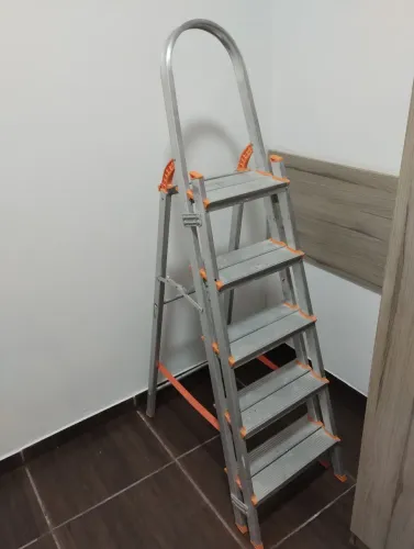 Escada Reforçada 5 Degraus Duplos Seminova