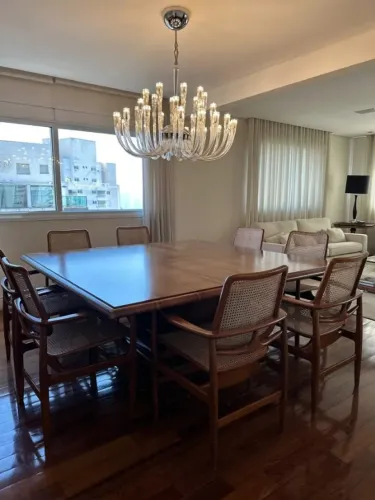 Mesa de Jantar Quadrada 1,90 x 1,90 em Madeira Nogueira - Design Contemporâneo