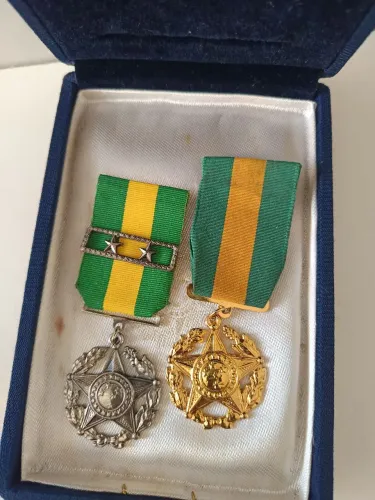 02 medalhas militares de 20 e 30 anos de serviço.