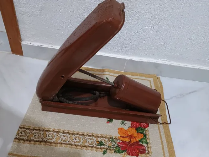 Antiga máquina de ar para automóveis.