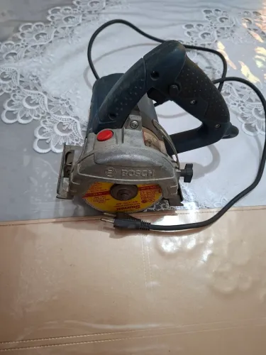 Disponho a venda desta Serra mármore BOSCH de 1450W.