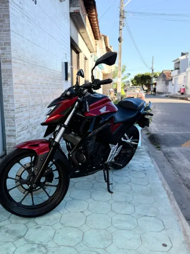 CB 300f Vermelha