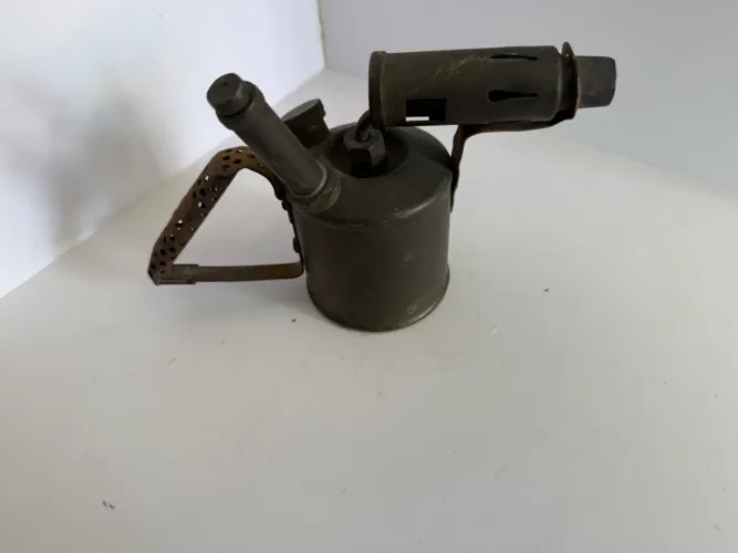 Maçarico de metal antigo importado