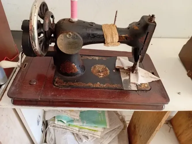 Máquina de costura antiga, manual com caixa original ( funcionando)
