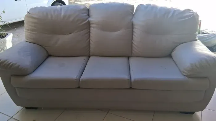 sofa, em bom estado, com um estrago somente