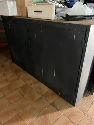 Caixa de proteção a roubo para TV.